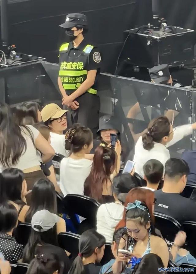 全红婵腼腆和黄子韬王鹤棣握手 追星成功现场羞涩捂脸